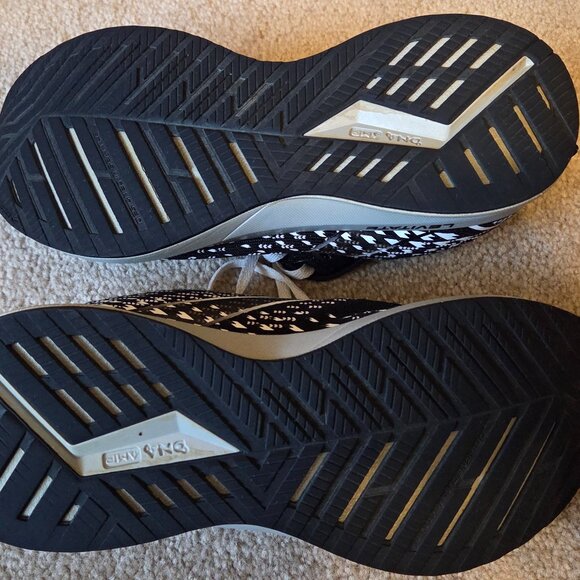 Well Worn Brooks Levitate 5 Size 9.5  *Spring Clearance* - Picture 2 of 3